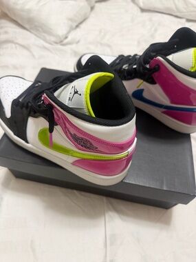 Jordan Air Jordan 1 Mid SE White Black Fuchsia